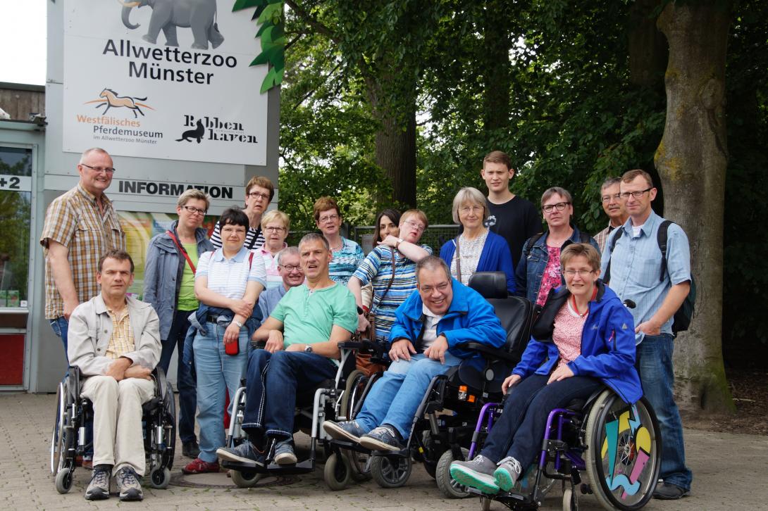 Die Reisegruppe vor dem Eingang